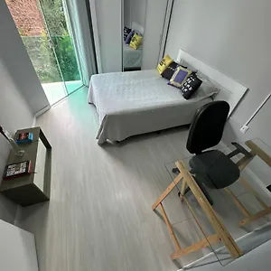  Quarto em Acomodações Particulares Confortavel Com Tv, Ar E Sacada Vista Jardim